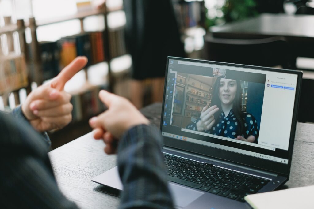 Zwei Personen im Online-Meeting zum Thema Was ist leichte Sprache